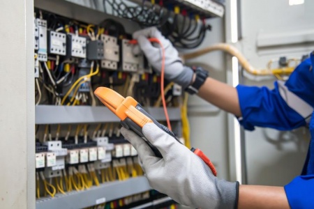 Sécurité et normes en électricité, guide essentiel pour votre rénovation