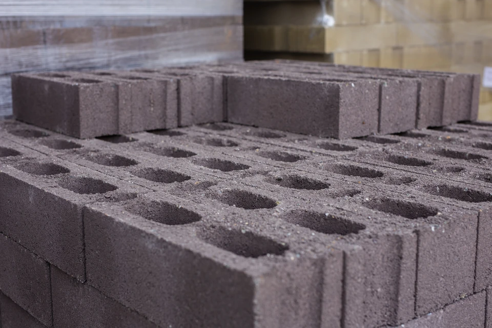 Extérieur d'un chantier de construction avec empilement de parpaings en béton gris