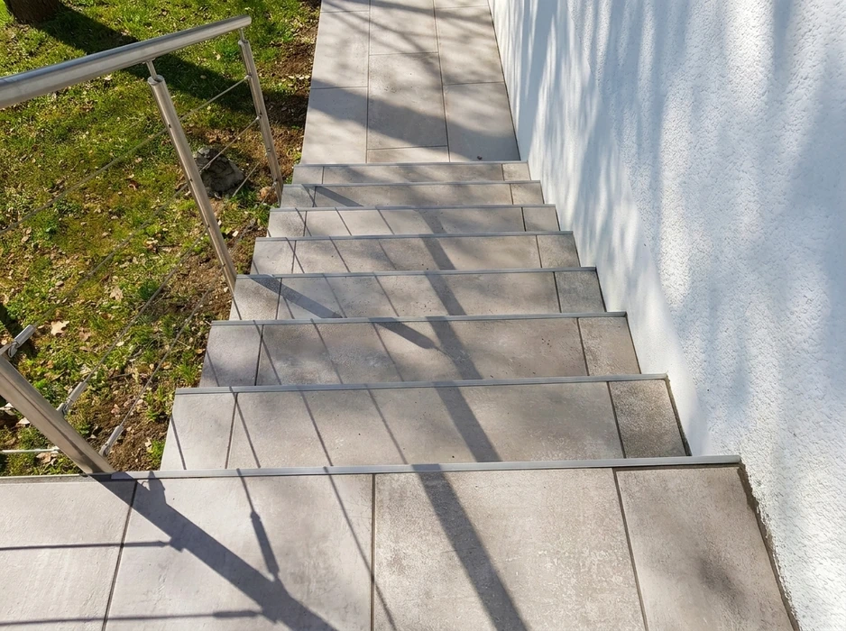 Escalier extérieur en béton recouvert de carrelage grès cérame gris, vue plongeante
