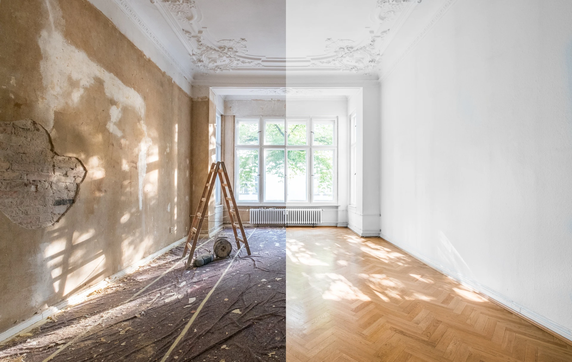 Ouvrier applique de l'enduit mural avec une taloche dans un intérieur en cours de rénovation
