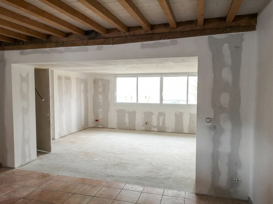 Chantier de rénovation intérieure, pièce vide en cours de finition