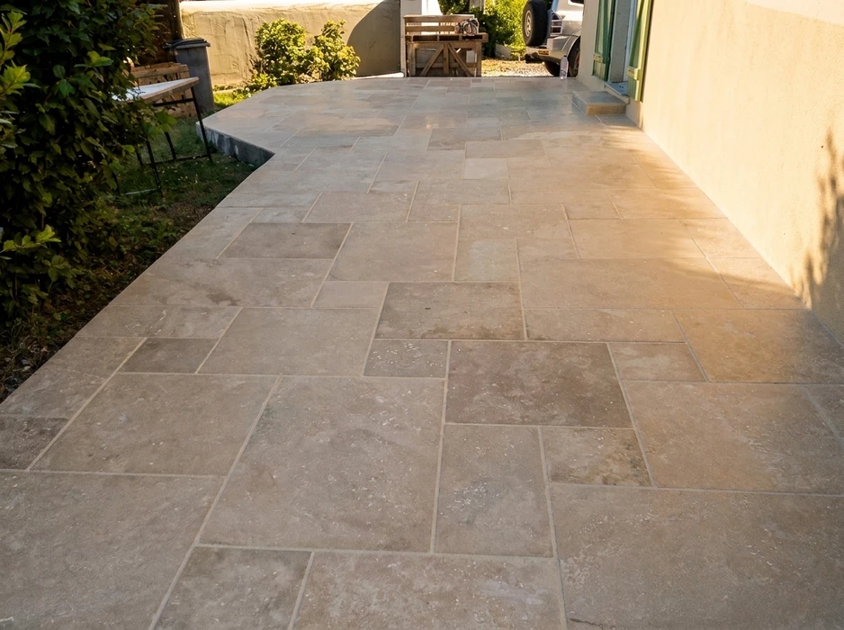 Terrasse extérieure dallée en pierre naturelle calcaire beige, posée en opus romain (4 formats)