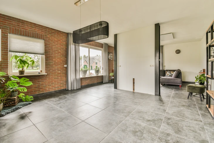 Carrelage en pierre naturelle grise disposé en damier régulier, surface murale ou sol intérieur