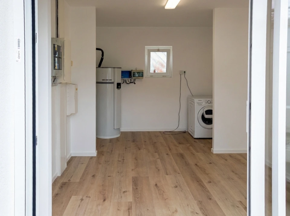 Local technique résidentiel avec plancher stratifié chêne clair