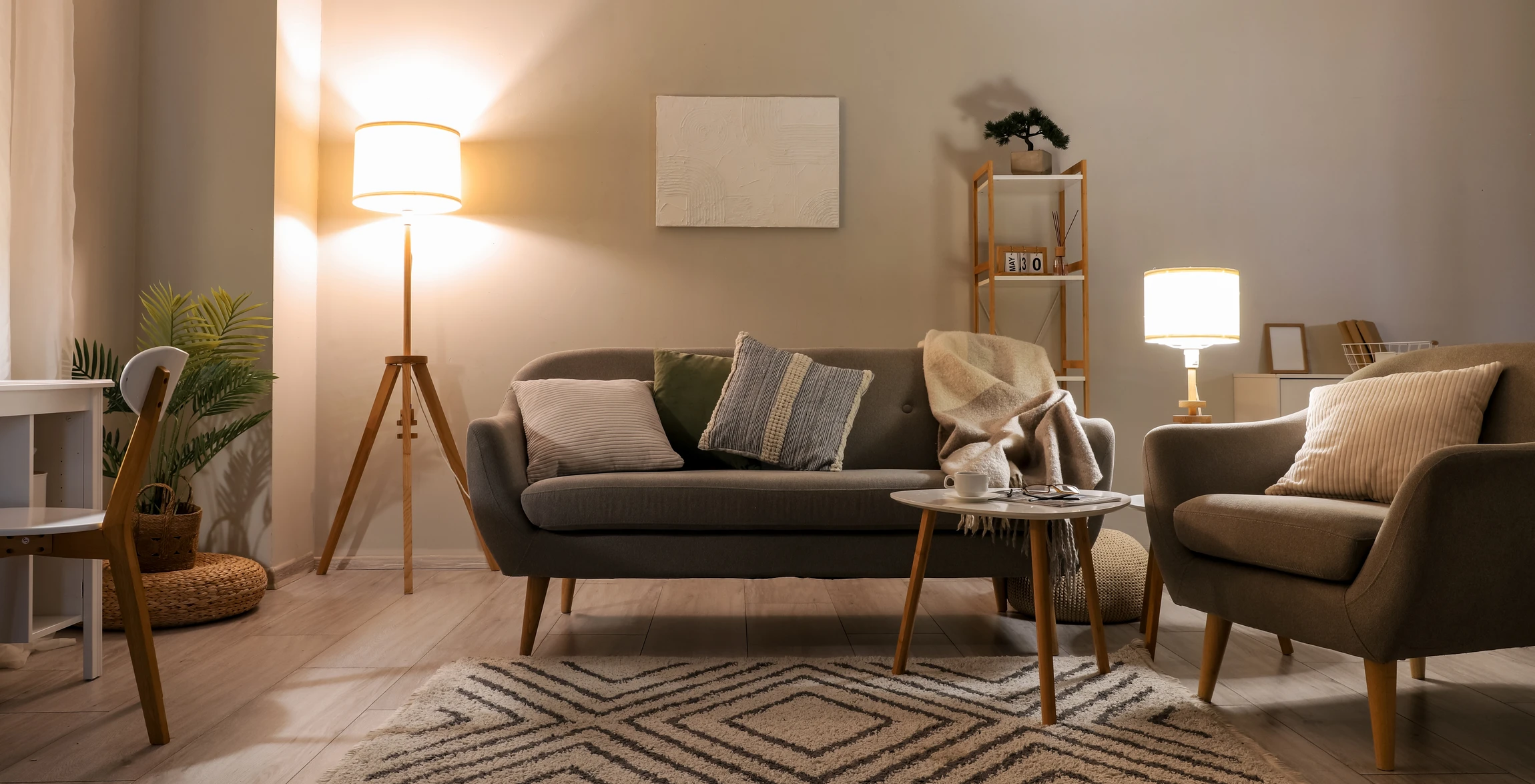 Intérieur en cours de rénovation avec mur partiellement enduit, installation électrique apparente avec conduits et boîtiers orange
