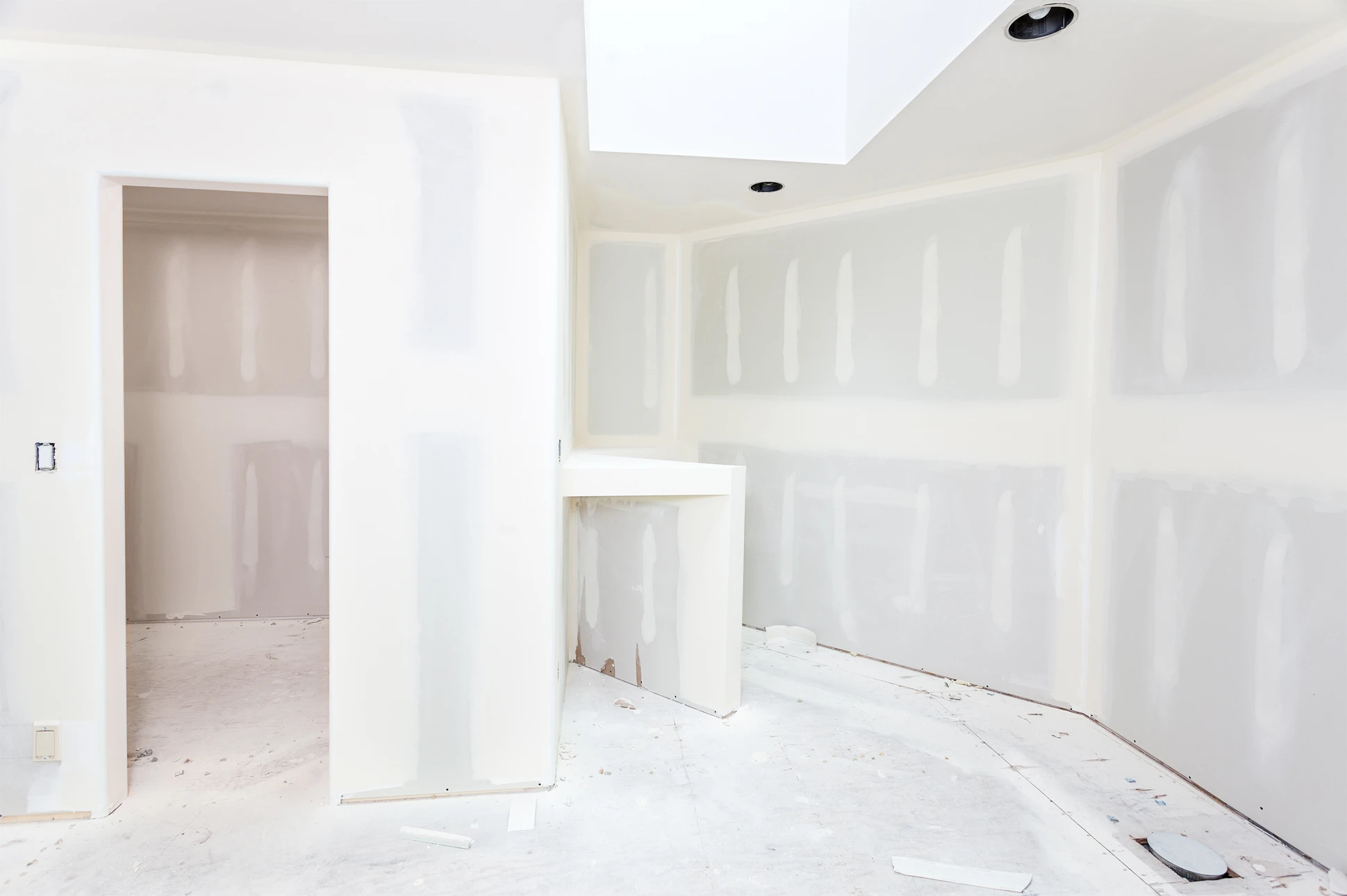 Plafond en construction avec structure de cloisons sèches partiellement terminée
