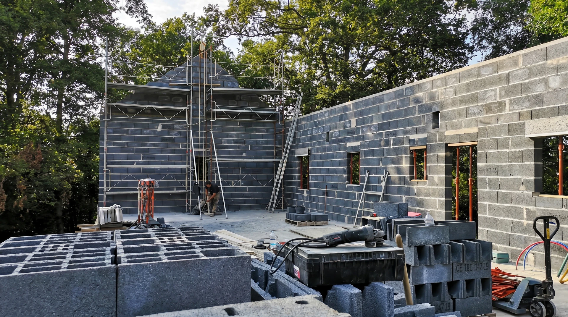 Carrelage blanc en cours de pose sur sol intérieur