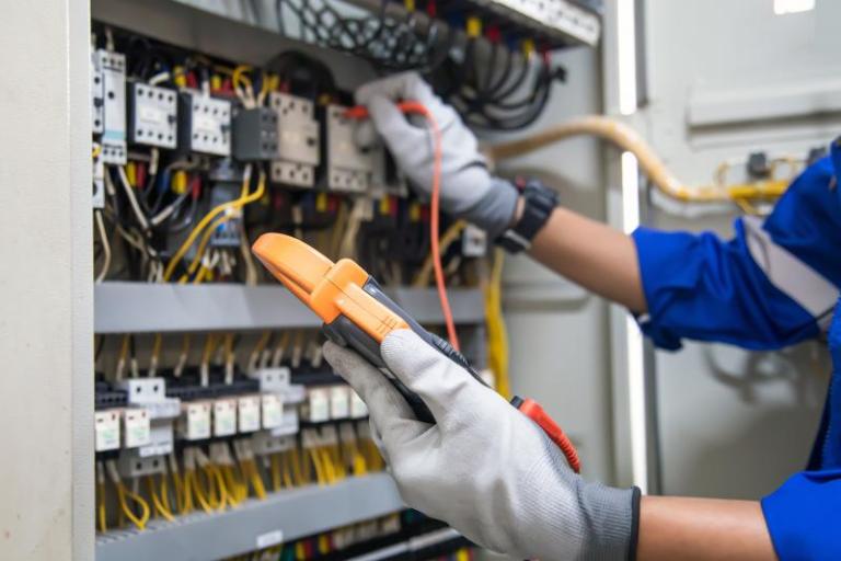 Sécurité et normes en électricité, guide essentiel pour votre rénovation